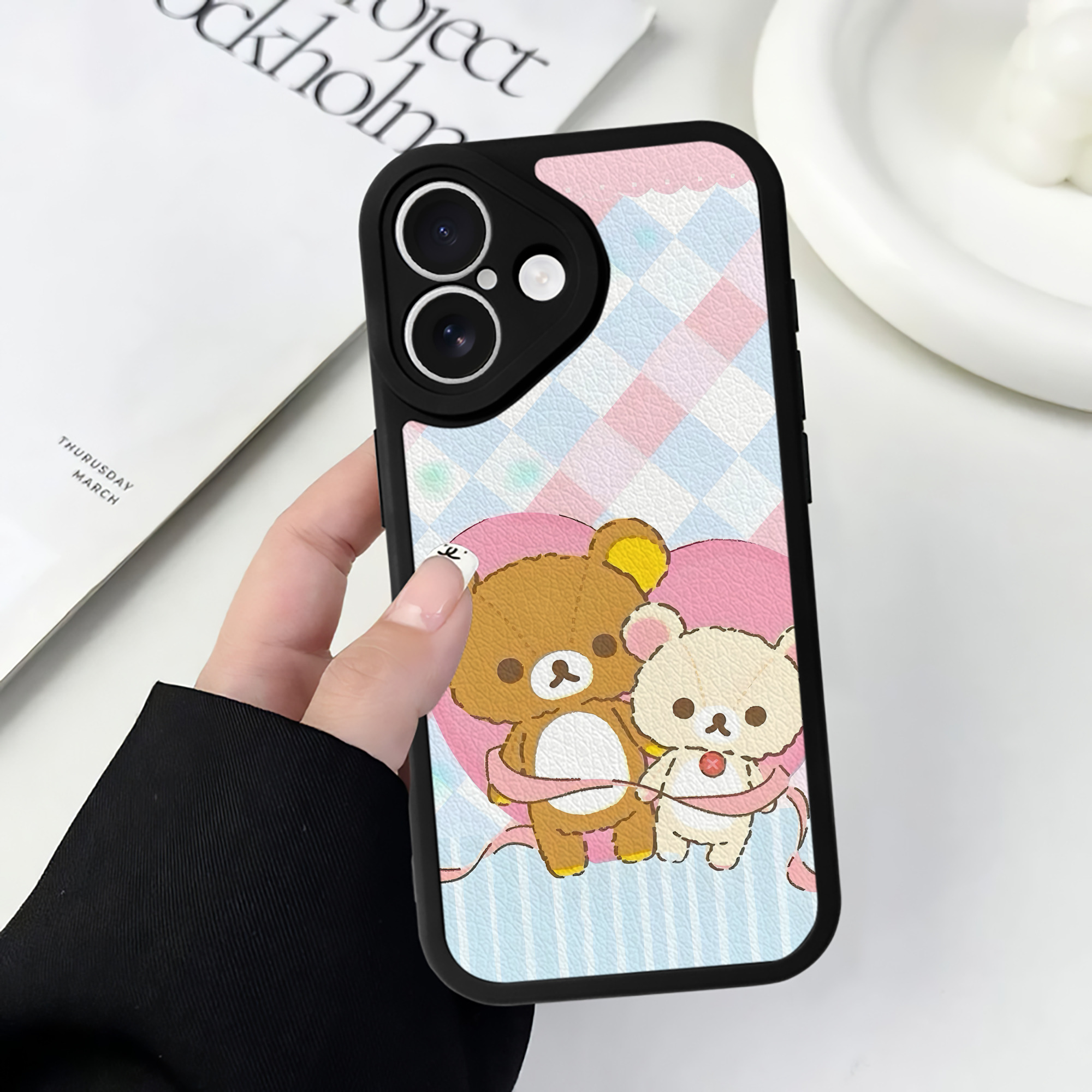 （画像用） リラックマ リラックマ キイロイトリ Rilakkuma Korilakkuma Kiiroitori 【iPhone 16シリーズ対応】シリコンスマホケース（レザー調） 材質：シリコン